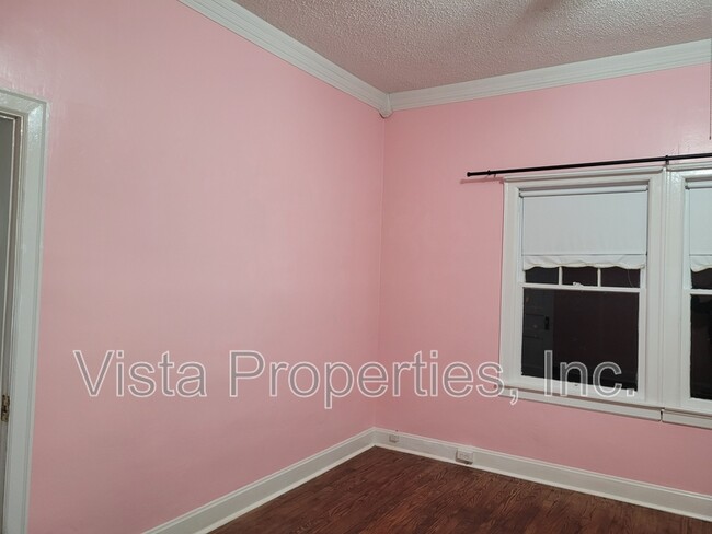 Building Photo - 1121 Elm St