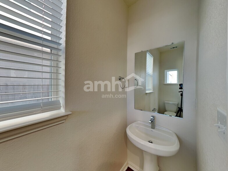 Building Photo - 2722 Lillybrook Ln