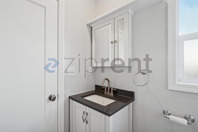 Building Photo - 16 Dunsmuir St