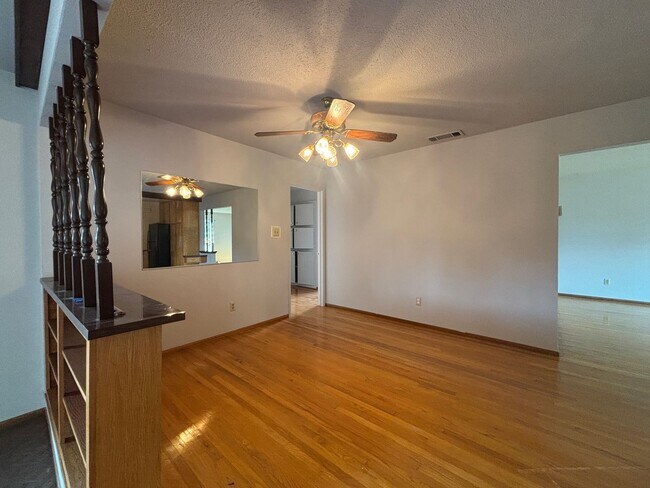 Building Photo - Charming 3 Bed, 2 Bath -  Quiet Neighborho...