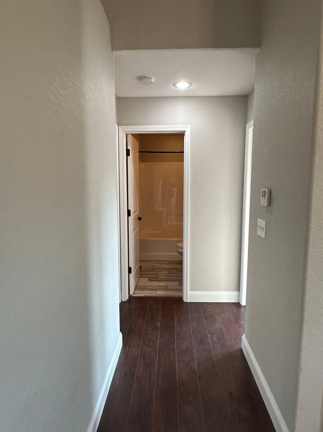 Building Photo - 4 Bedroom 3 Bath 2 Stall Garage in Waynesville - Available with 30 day notice