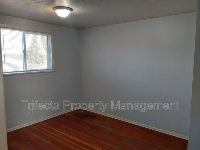 Building Photo - 417 N Hollywood St