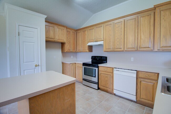 Building Photo - Arrowhead Estates Home