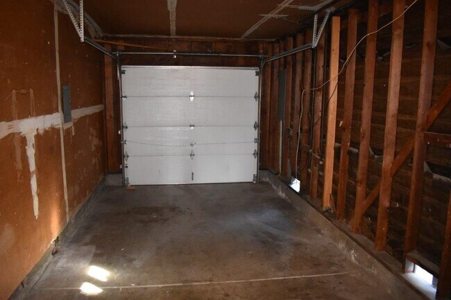 Garage - 4713 Eagle Lake Dr