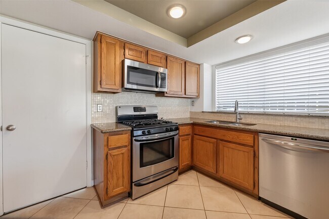 Building Photo - 2307 Brook View Ln