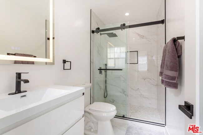 Building Photo - 1419 N Orange Dr