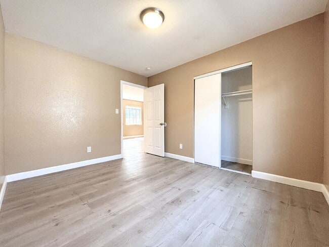 Building Photo - 1385 E Vernon Ave