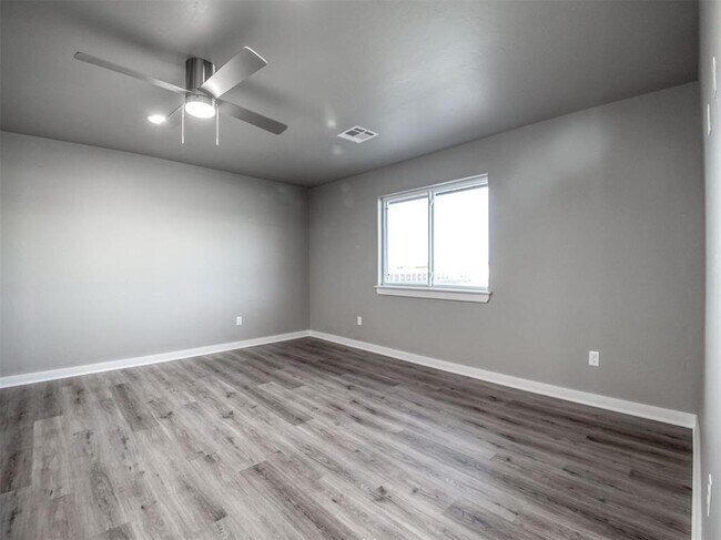 Building Photo - 609 Abadan Dr