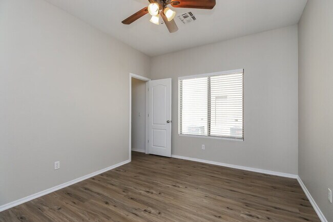 Building Photo - 751 E Horizon Heights Dr
