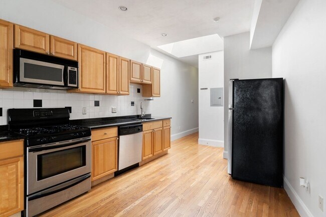 Building Photo - 104 Dorchester St