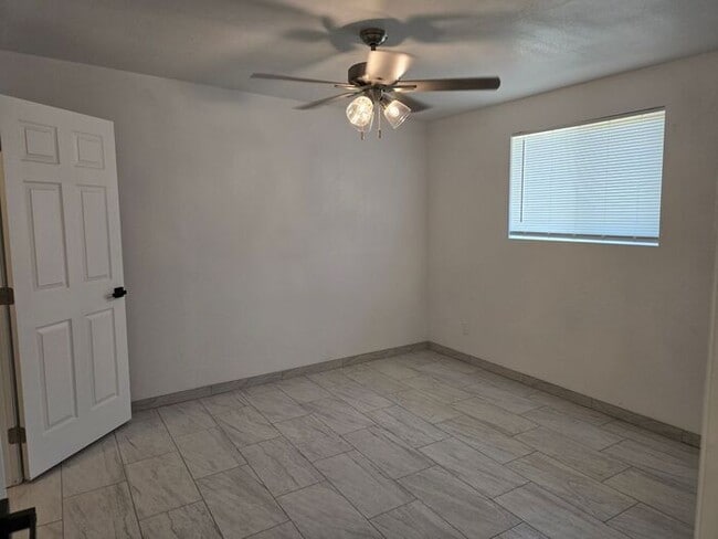 Building Photo - SPACIOUS 2BD/1BA  DUPLEX HOME AVAILABLE NOW!!