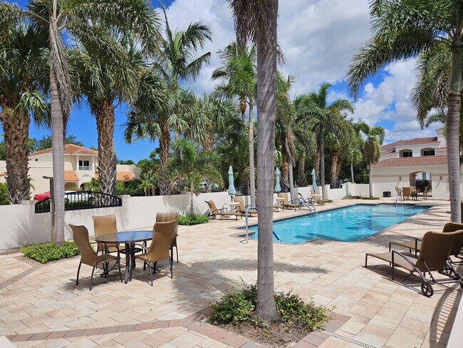 Building Photo - Seasonal Short-Term 2 Bedroom, 2.5 Bath Multi-Level Condo with Balcony and Patio located on Venic...