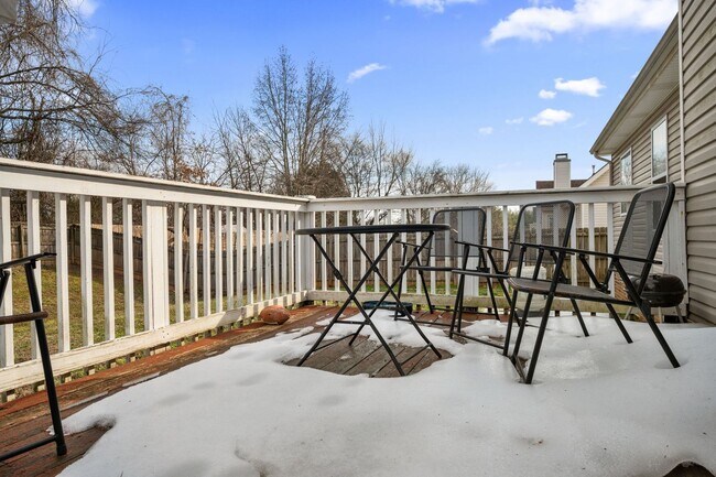 Building Photo - Pet Friendly, Bonus Room and Fenced Backyard!