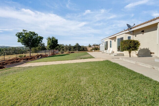 Building Photo - Spacious 3 Bed, 2 Bath Home with Acreage, ...