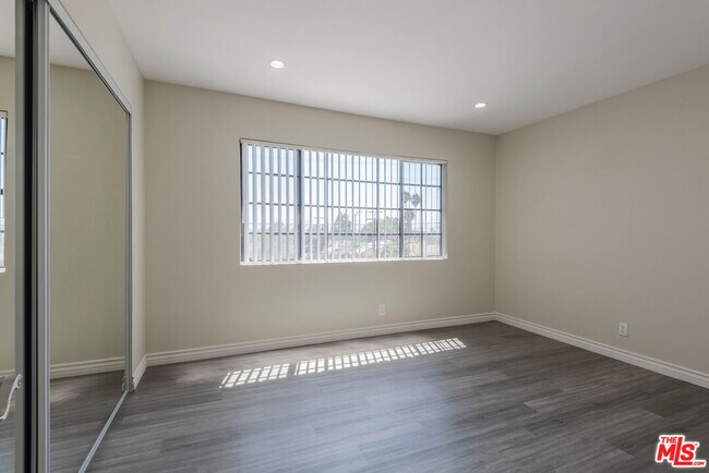 Building Photo - 11701 Oxnard St