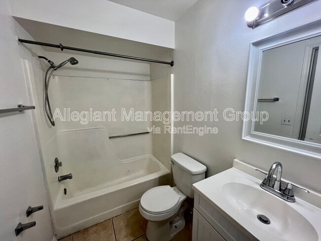 Building Photo - 624 Royalty Ct