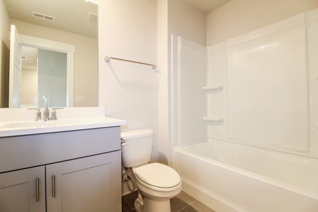 Building Photo - Beautiful Townhome in Greenville