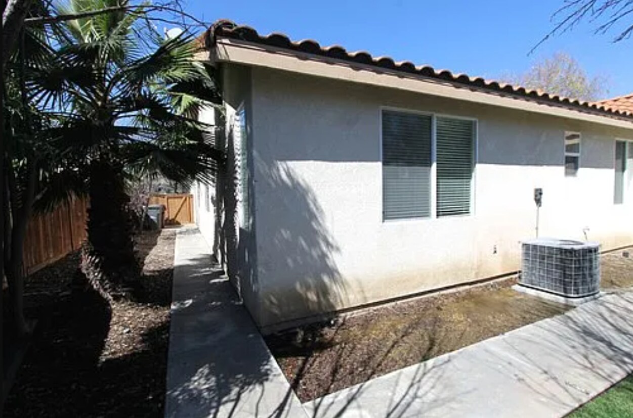 Building Photo - 40269 Miklich Dr