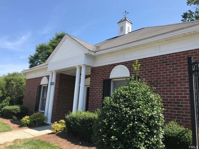 Building Photo - 882 Saratoga Dr