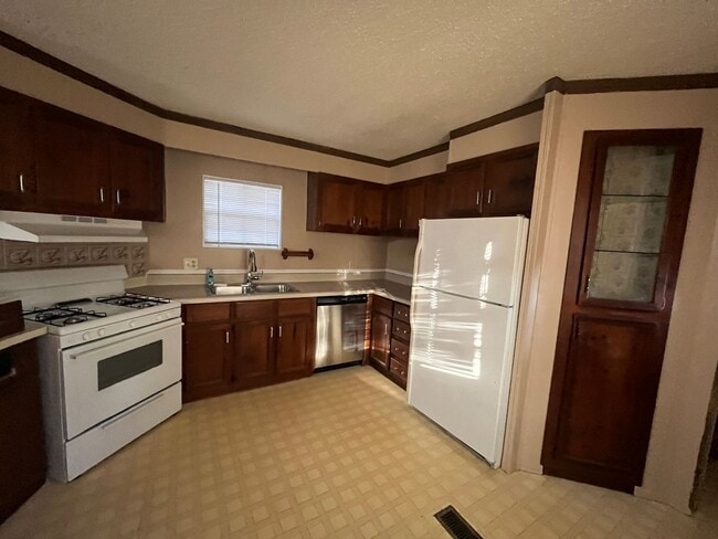 Building Photo - 714 Cranbrook Dr