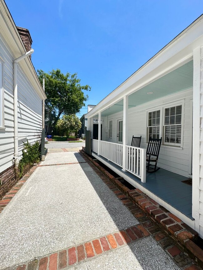 Building Photo - Charming Updated Three Bedroom Home Downtown