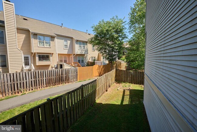 Building Photo - 46760 Hobblebush Terrace