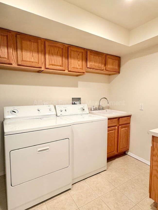 Building Photo - 2825 Dristol Dr