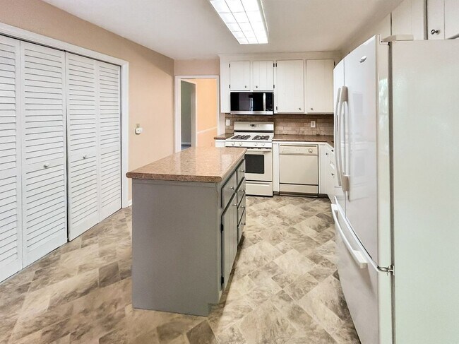 Building Photo - 2491 Annandale Dr