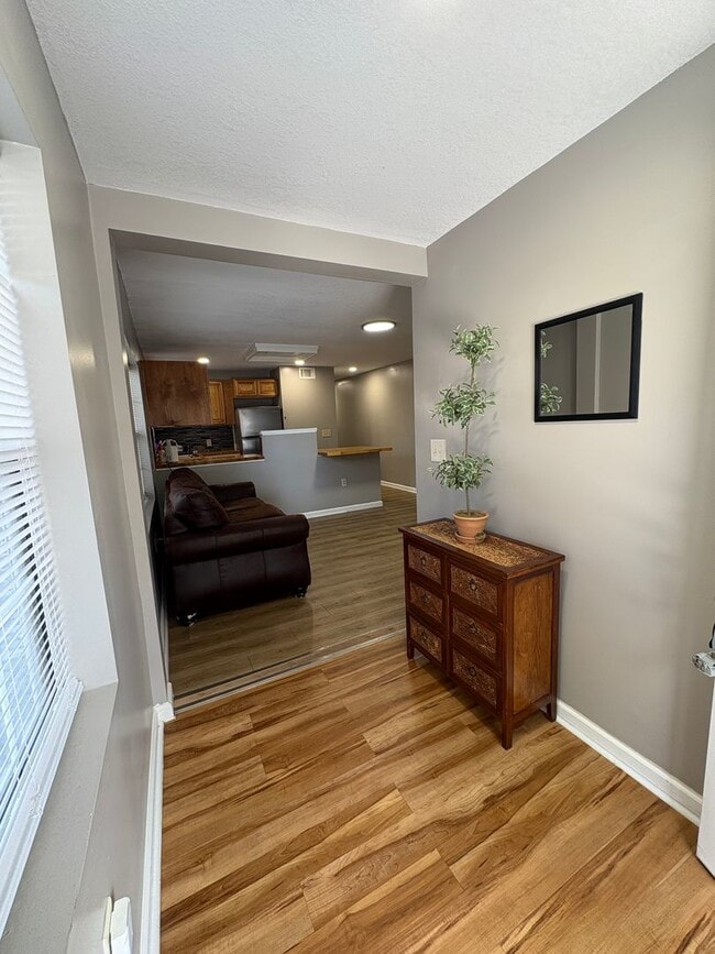 Building Photo - Charming First Floor Flat on Amelia Island