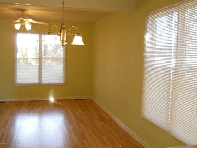 Building Photo - 3 Bedroom, 2 Bath Townhome in Uptown Black...