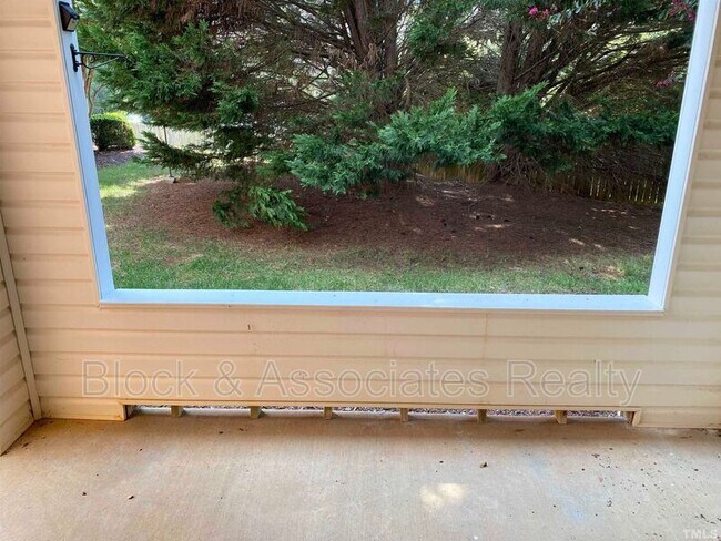 Building Photo - 2110 Breezeway Dr