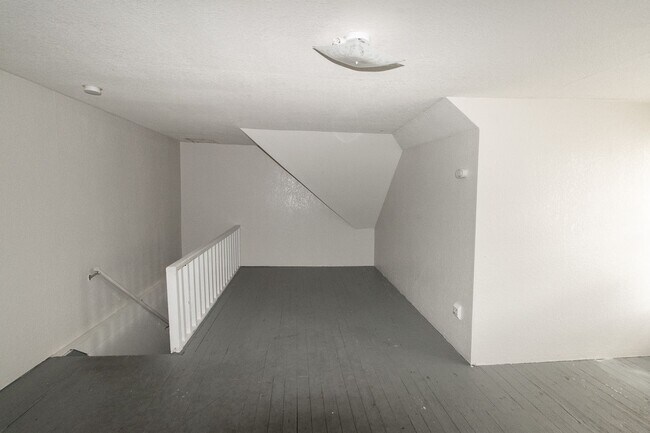 Building Photo - 2 Bedroom House Just Steps From Downtown & Campus