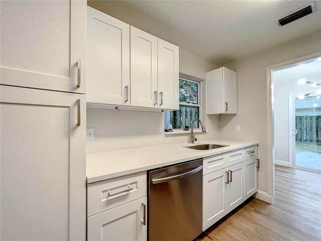 Building Photo - 629 NE 26th Ave