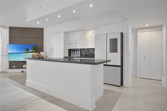 Building Photo - 4775 Collins Ave