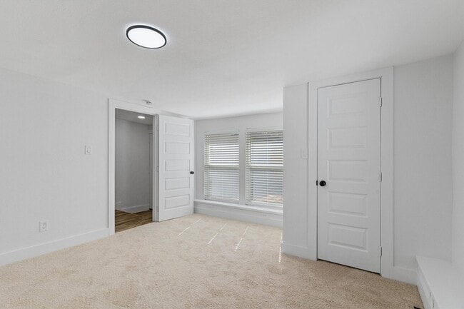 Building Photo - 219 Lakeview Dr