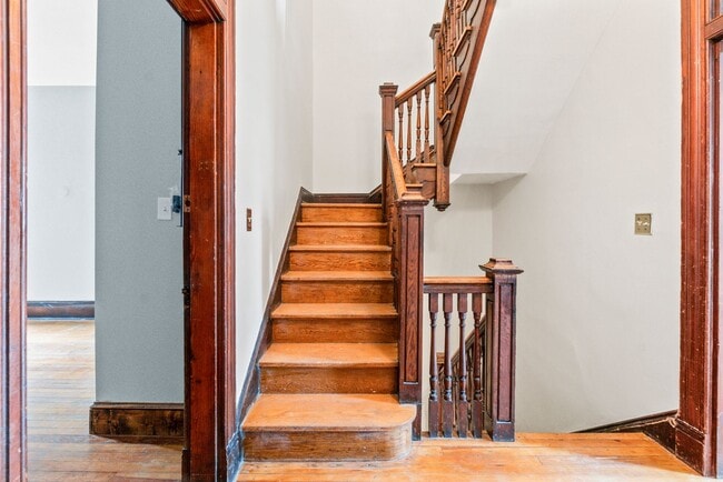 Building Photo - Spacious 6BR/2.5BA in CV AVAILABLE June 2026