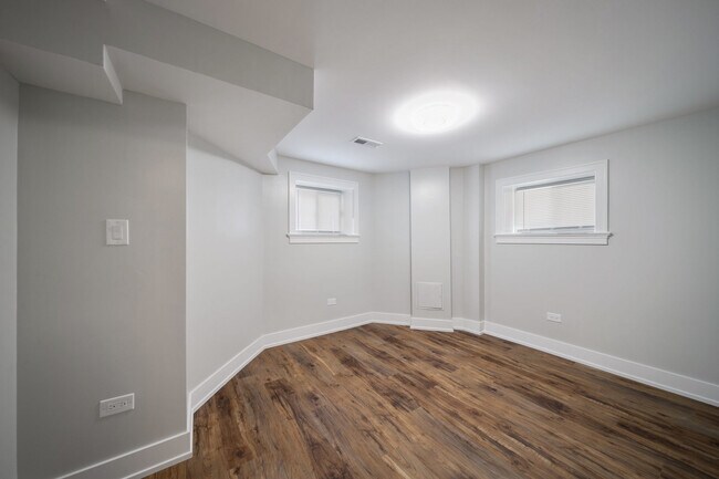 Building Photo - 3014 N California Ave