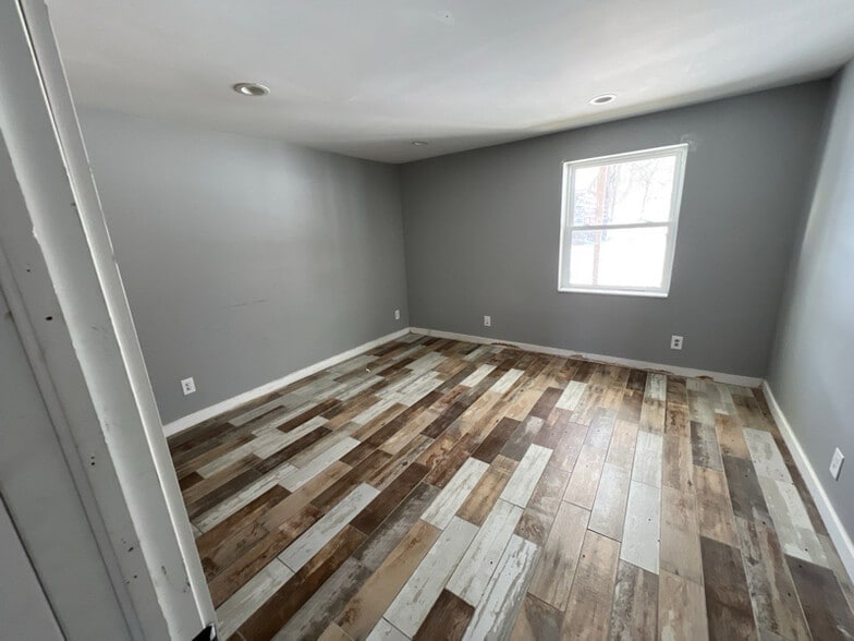 Building Photo - 383 Stewart Rd N