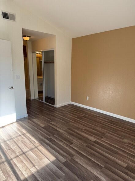 Building Photo - 206 Devonwood