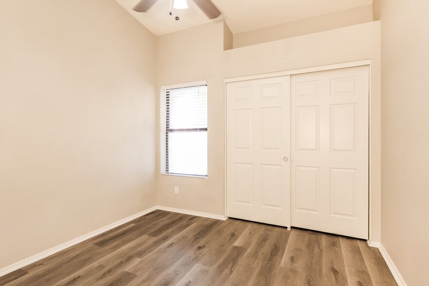 Building Photo - 5539 E Elena Ave