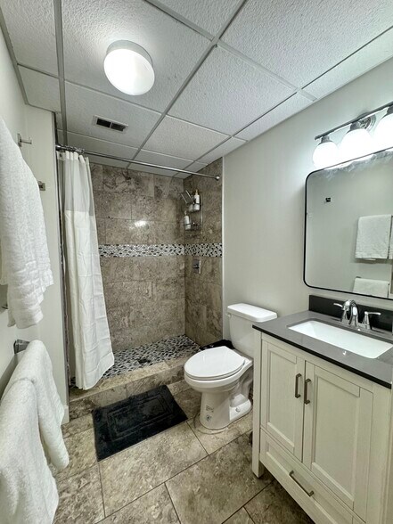 Full Bathroom 1 - 1700 Clinch Ave