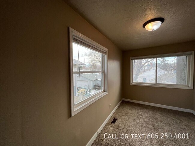 Building Photo - 4 Bedroom 2 Bathroom w/ Single Stall Garag...