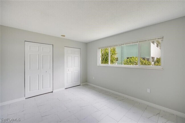 Building Photo - 3225 E Riverside Dr