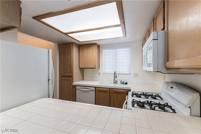 Building Photo - 7100 W Pirates Cove Rd