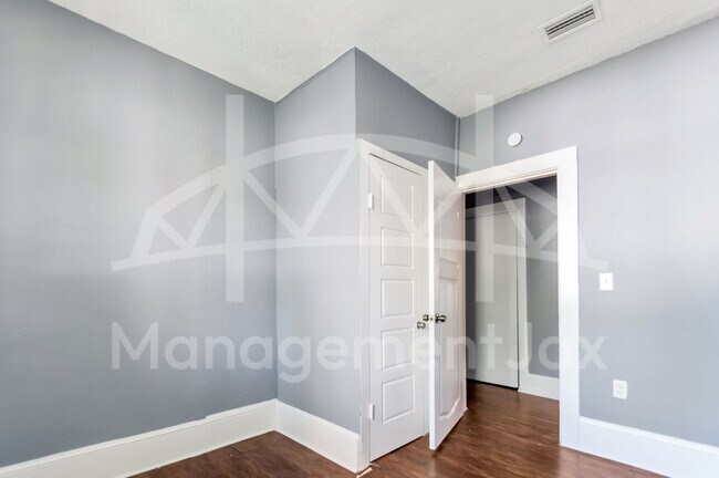 Building Photo - 2056 Moncrief Rd