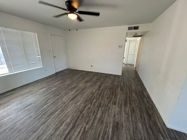 Building Photo - 3 Bedroom 2 Bathroom Parkview North Home