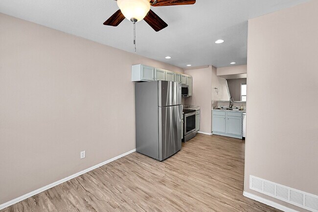 Building Photo - $1,950 , 3 bed, 2.5 bath, located in Palme...