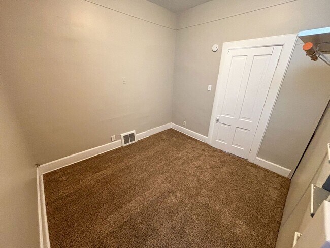 Building Photo - 2 Bedroom / 1 Bath Home off 15th and Martha with Off Street Parking!