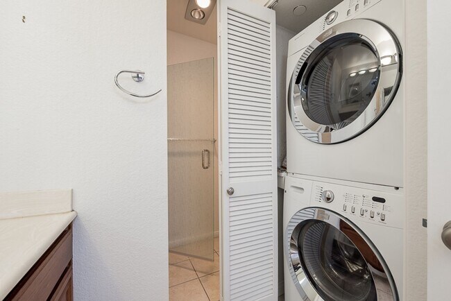 Building Photo - Marina District 2 Bedroom at Marina Park! ...