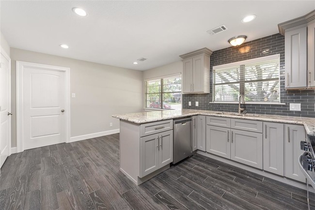 Building Photo - 3827 Linkview Dr